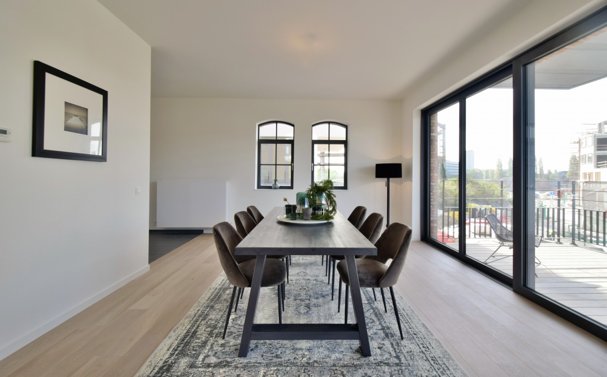 design interieur, eettafel met design stoelen, casa nova vastgoedstyling