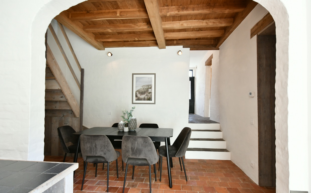 gezellig tafelen, styled by casa nova, landelijke woonkamers, eetkamerdesing, terracotta vloer, zwarte fluwelen stoelen, design stoelen