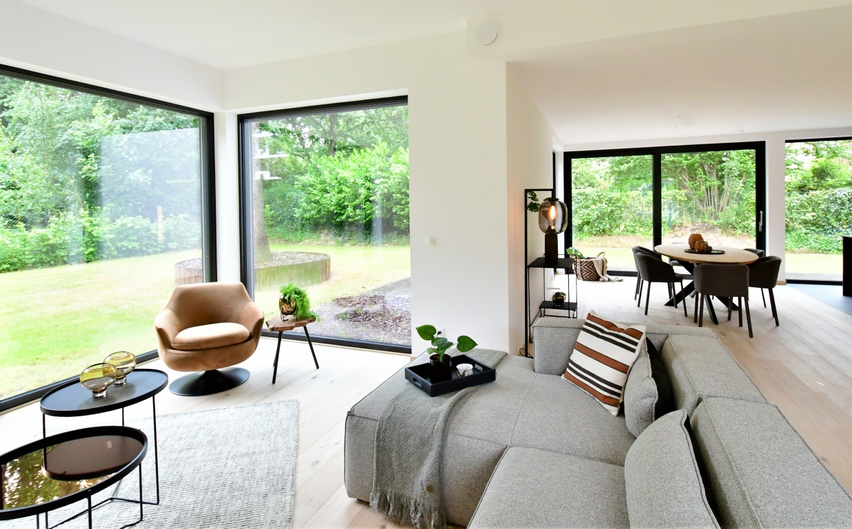 strak design interieur, cognac fauteuil, casa nova lifestyle, ronde salontafels, interieurdesign