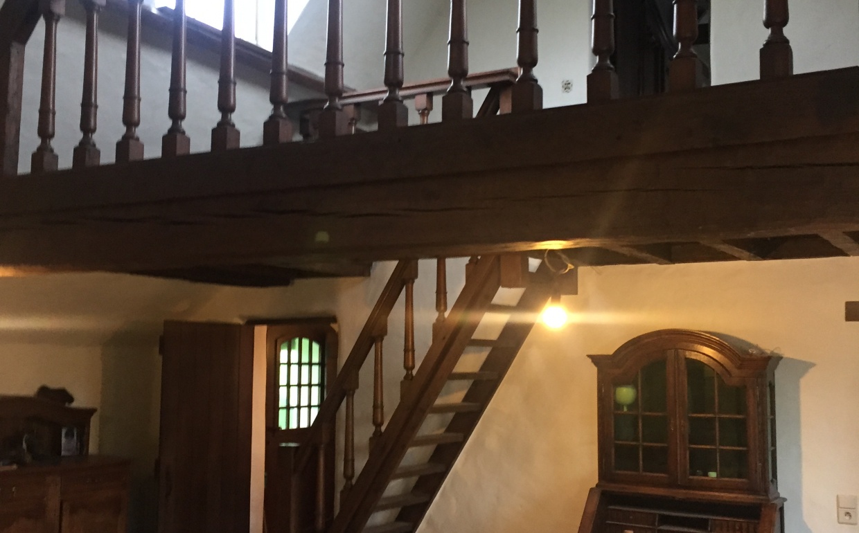 voor en na staging, houten balustrades, mezzanine in woning