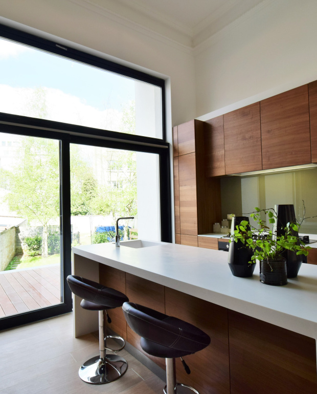 keukendesign, elsene te koop, luxe vastgoed brussel, ixelle, walnoot, marmeren en walnoot, chestnut design