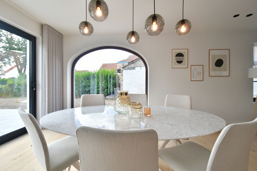 Tulip Knoll, marmeren tafel, stoffen stoelen, casa nova vastgoedstyling, danneels bouwkantoor